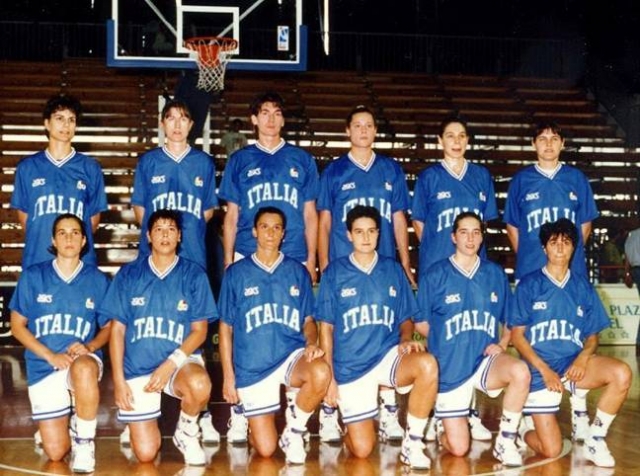 La Nazionale Italiana femminile ai Campionati Europei del1993: Paparazzo, Todeschini, Salvestrini, Salvemini, Pollini, Tufano, Fullin, Arcangeli, Rossi, Caselin, Stanzani e Ballabio.